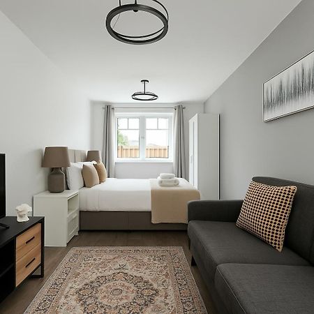 Bright Private Rooms - Peaceful Morden Location ロンドン エクステリア 写真